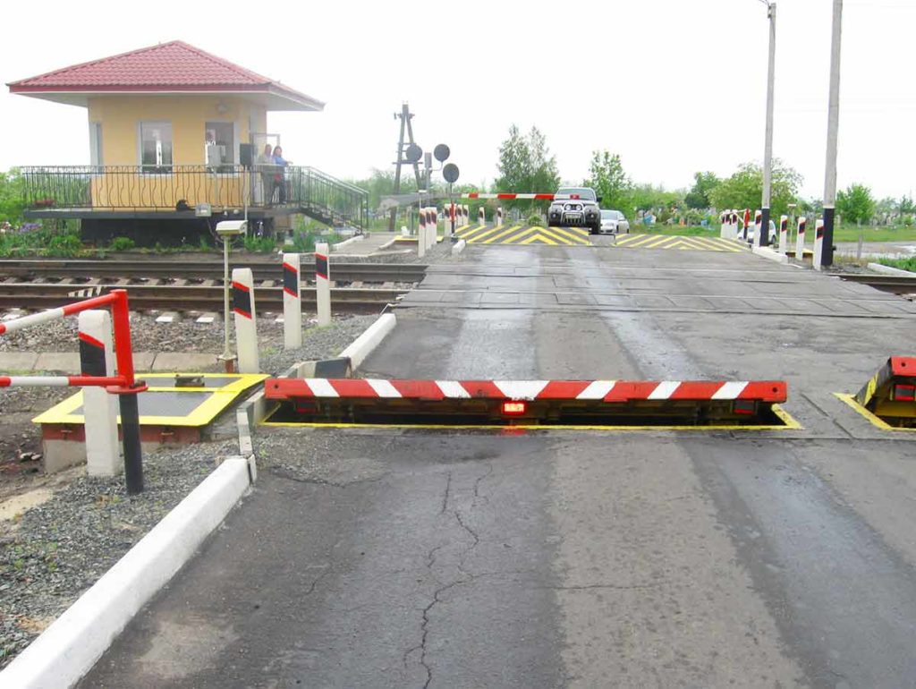 Шлагбаум железнодорожный. Сигнализация железнодорожных переездов. Автоматическая светофорная сигнализация на жд переезде. Автоматическая переездная сигнализация апс. Сигнализация железнодорожных переездов.